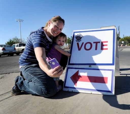 También en Las Vegas, Nevada, Jaime Lea, una ciudadana orgullosa, se toma una foto junto con su pequeña Scarlett de un año de edad, tras emitir su voto. Nevada es otro de los estados considerados clave para los resultados de estas elecciones.