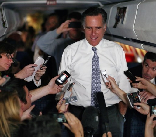 Romney habla con reporteros a bordo de su avión de campaña. Todavía el día de hoy hizo varias paradas buscando ganarse votos.