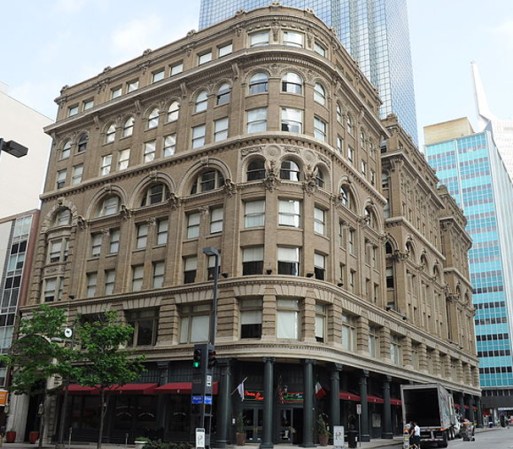 Edificio Wilson, ubicado en 1623 Main Street, es un edificio de 12 pisos acabado en 1904 y fue por varios años el edificio más alto de Dallas. En la actualidad hay 143 apartamentos.