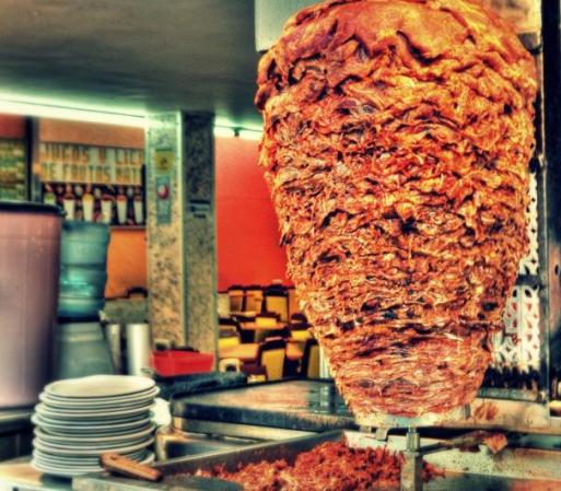 Y estas son siempre bien acompañadas de unos buenos tacos al pastor.
