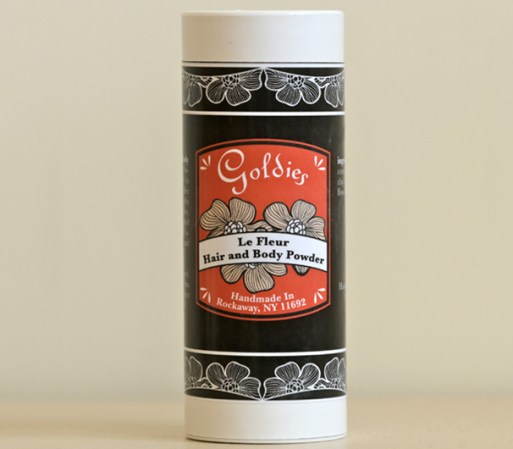 Goldies Le Fleur Hair and Body Power es un polvo de arcilla botánica para después de las duchas, con un delicioso olor.<br />Disponible en goldiessoap.com , $ 22.
