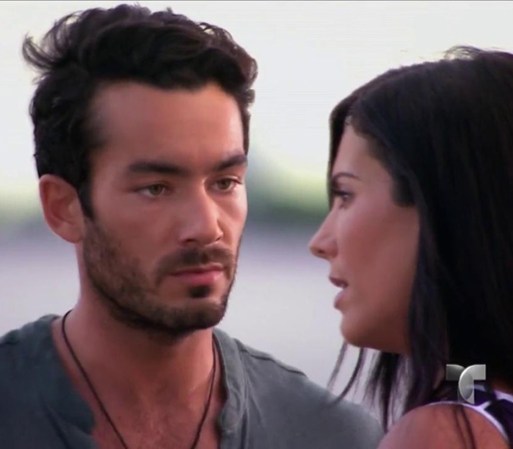 Santiago le pide a Amanda que le cuente toda la verdad. Ella confiesa que a Willy lo mataron y que se casó con Humberto por dinero. Santiago no le cree.