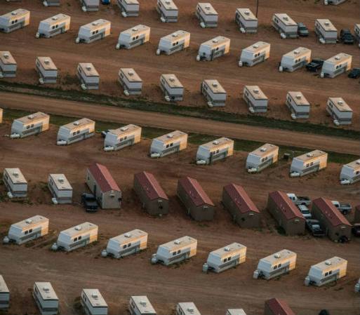 Un parque de casas rodantes ocupado en su mayoría por trabajadores del petróleo se ve en una vista aérea cerca de Watford City, Dakota del Norte.