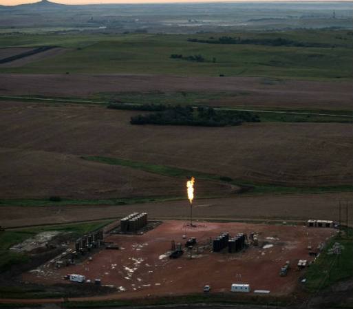 Dakota del Norte vive un auge en la producción de petróleo debido a las nuevas técnicas de perforación, incluyendo la perforación horizontal y las fracturas hidráulicas.