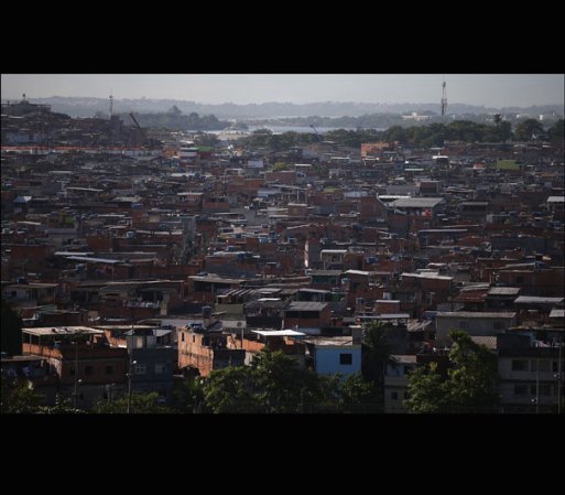 De acuerdo al Instituto de Geografía y Estadísticas Brasileñas, el 6 por ciento de la población brasileña radicaba en las favelas en el 2010.