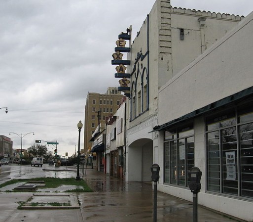 Teatro de Texas, ubicado en el 231 W. Jefferson Blvd., ganó fama internación después de que Lee Harvey Osward fue arrestado ahí. Hoy en día, sigue siendo un cinema y también alberga eventos especiales.