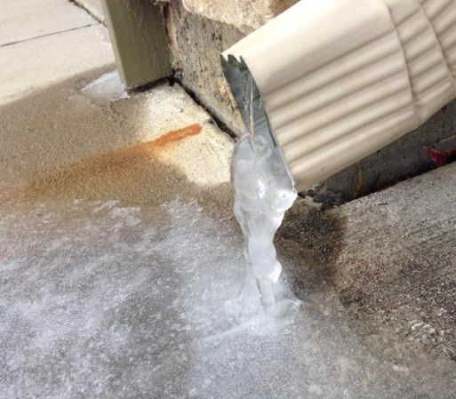 Las bajas temperaturas literalmente congelaron el Metroplex y todo lo que era agua se convirtió en hielo.