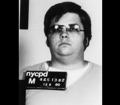 Mark David Chapman – este hombre no es famosos por sus candentes “looks” sino por haber asesinado a John Lennon el 8 de Diciembre de 1980.