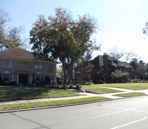 Swiss Avenue, entre Fitzhugh y La Vista en Dallas, es un lugar perfecto para sentirse en otra ciudad ya que la calle con 2.5 millas alberga casas históricas con arquitectura española, mediterránea, neoclásica entre otros.