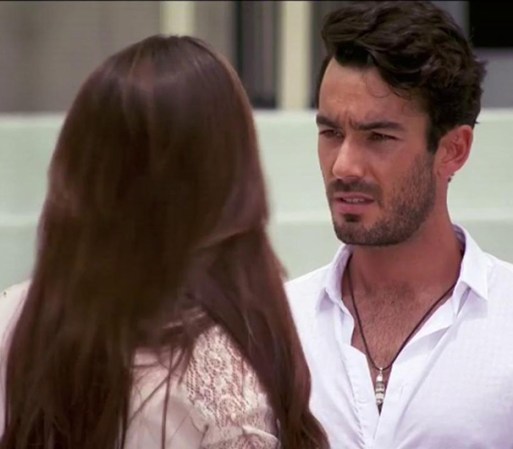 Inés va por Santiago a comisaría de policía y éste la confunde con Amanda. Ella se enoja y finalmente salen de ahí.