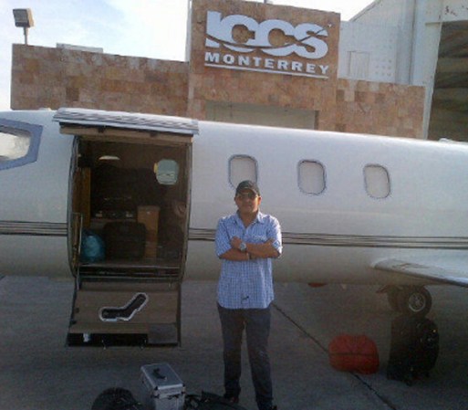 De acuerdo a la cuenta de Twitter de Arturo Rivera, publirrelacionista de la cantante, él subió el sábado una foto donde posa afuera del supuesto avión que está desaparecido,