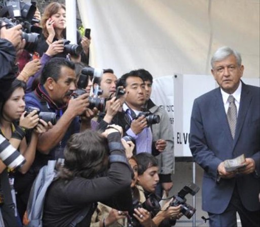 El candidato del PRD, Manuel López Obrador es seguido por las cámaras de los medios.