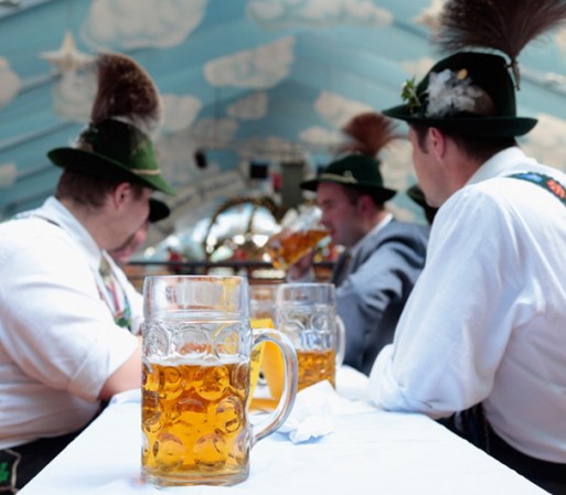 Los alemanes son amantes de la cerveza, la cual puede encontrarse en todas partes y cada región tiene sus propias especialidades y recetas. En octubre y septiembre existen fiestas dedicadas exclusivamente a la bebida de la cerveza en todo el país.