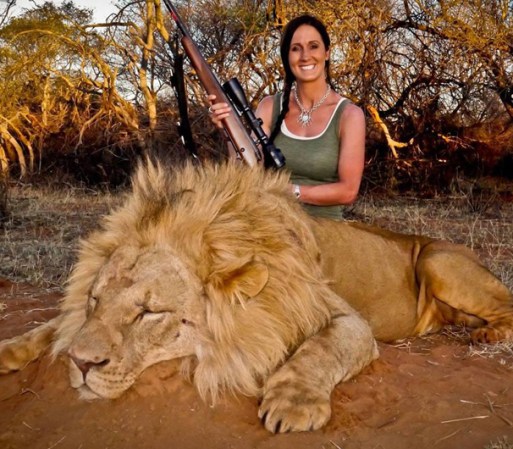 La presentadora de “Winchester Deadly Passion” posa sonriente al lado de los animales exóticos para enseñarles a sus admiradores sus grandes logros.