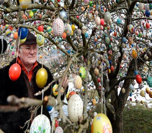 Hoy en día, el árbol tiene alrededor de 10,000 huevos de pascua.