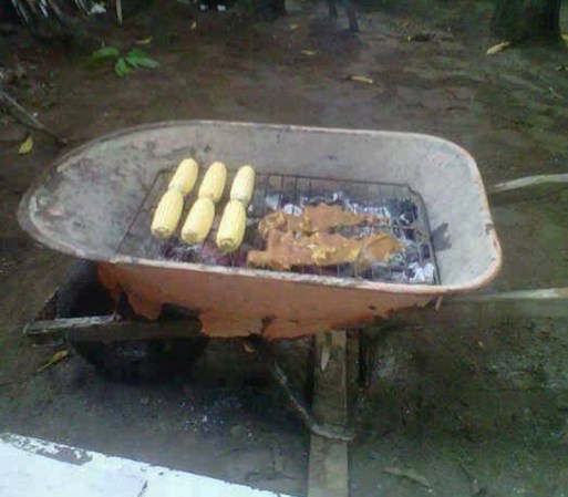 ¿Quién gastaría en un una parrilla cuando se puede hacer en una carreta y la comida queda más sabrosa?