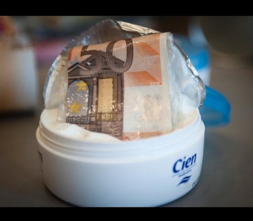 Diferentes departamentos aduanales dan a conocer las fotos del dinero y drogas confiscados.