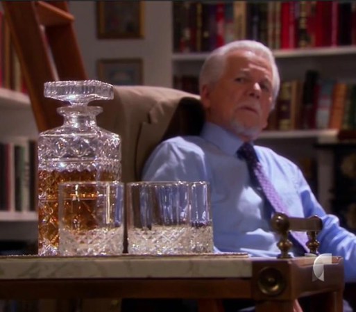 Don Gaspar se queda viendo la botella de whiskey y recuerda que Amanda le pidió que pensara qué había comido el día anterior.