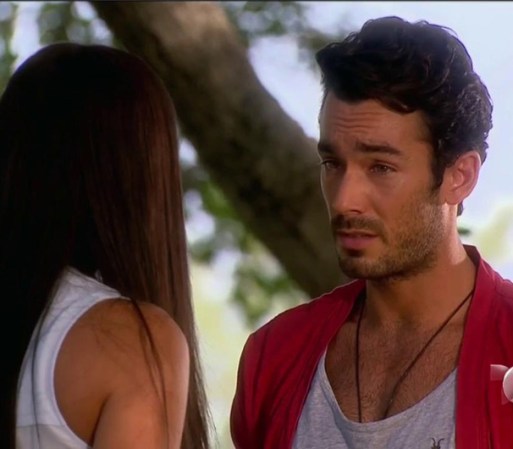 Santiago sigue a Amanda hasta el cementerio. Ella está frente a la tuma de Willy, la llena de preguntas y le pide que deje a Humberto.