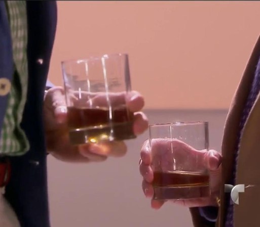 George va a ver a don Gaspar a la oficina. Éste le ofrece un whiskey y le pide que beba. George no acepta y queda descubierto ante su suegro.