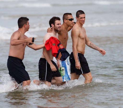 Playa Futuro, en Fortaleza, fue ideal para un día de playa sin fútbol. Aquí Fernando Torres (d.) y Juan Mata