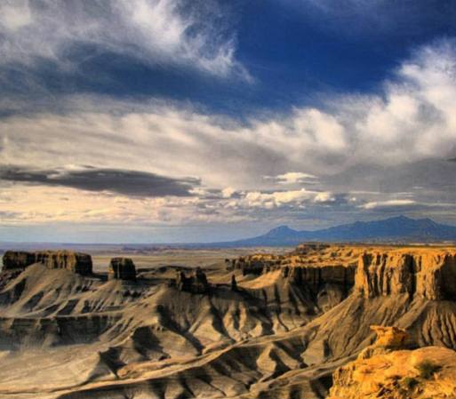 El desierto del este de Utah y de lejos las montañas de Henry.