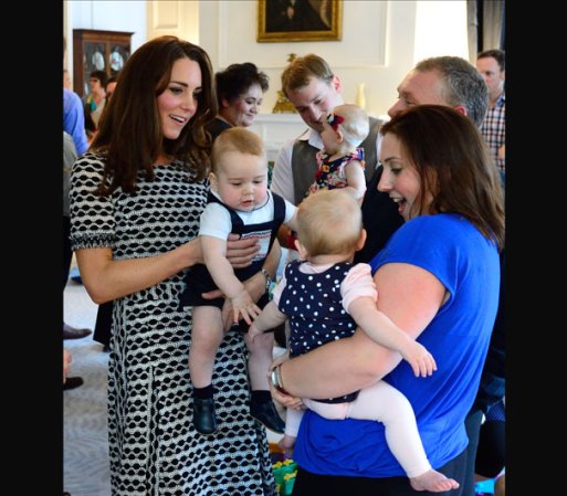 Durante su visita a Nueva Zelanda, el pequeño galán logró conmover a lágrimas a una bebé tras tomarla del brazo mientras que Kate platicaba con la madre de la pequeña.