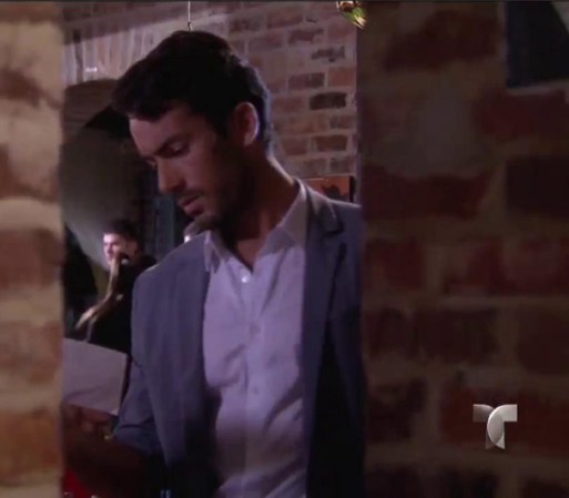 Después de tocar en la inauguración del café, Santiago encuentra un nuevo anónimo al guardar su sax.