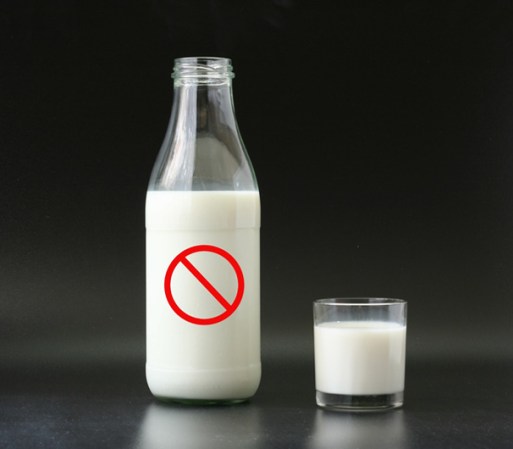 Una alergia a la leche es una respuesta del sistema inmune a la proteína de la leche. Además de la sensación de hinchazón o de causar diarrea, otros síntomas de esta alergia pueden ser: urticaria, problemas respiratorios, vómitos y calambres.