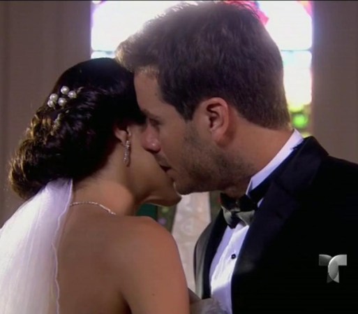Después de varios contratiempos Arturo y Lisette se casan, aún cuando Mara está presente.