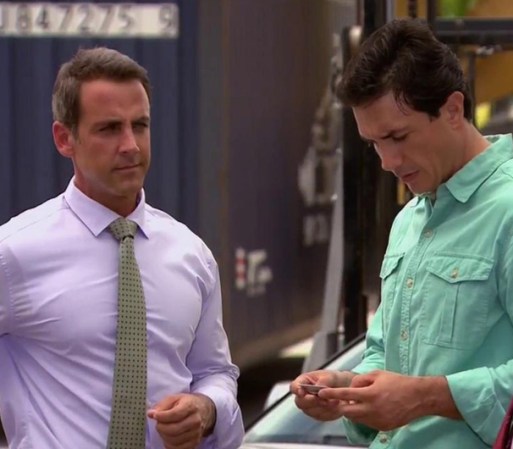 Humberto y Vicente se ven con Fernando, quien será el nuevo "chofer" y espía de Amanda para entregarle las llaves del coche y una nueva identificación.