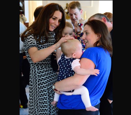Kate intentó consolar a la pequeña mientras ella se refugiaba en los brazos de su madre.