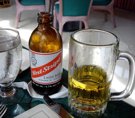 Cerveza Red Stripe, originaria de Jamaica es una de las cervezas caribeñas más populares en Estados Unidos, y además está muy ligada a la identidad nacional de la isla jamaiquina.