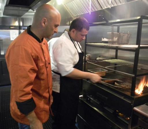 ¿Cómo lograrlo? Si no tienes parrilla, puedes ponerlo en una sartén bien caliente y dejar aproximadamente un minuto o minuto y medio por lado”, nos explican Buroz y el chef Xavier Arroyo.