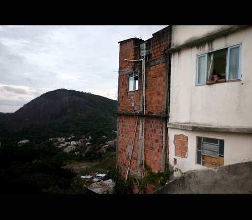 Cansados de esperar, los soldados brasileños construyeran viviendas improvisadas a lo largo de las colinas.