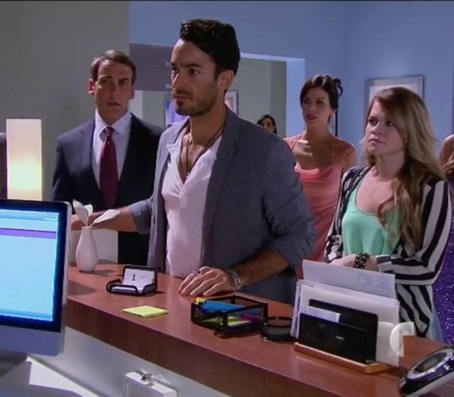 Los Cano y los Robledo llegan al hospital preguntando por sus padres. Una enfermera les informa que los encontraron juntos en un hotel víctimas de una intoxicación.