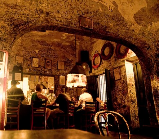 Interior de un famoso bar: El Batey, Viejo San Juan, el cula está decorado de forma muy original. Un lugar para divertirte y pasar una tarde o noche inolvidable.