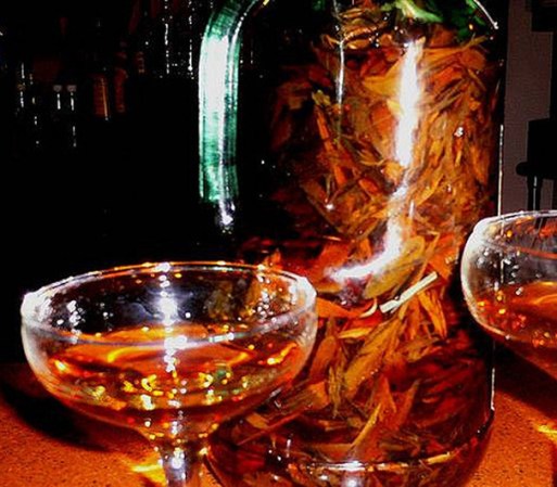 Mamajuana licor artesanal típico de República Dominicana. Dicho licor es una mezcla de ron, miel, raíces y especias. Bebida intensa, sabrosa e ideal para tomar después del café.