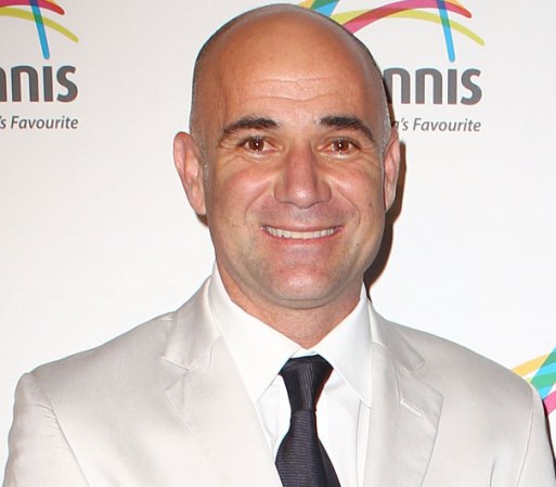 Andre Agassi, el ex tenista, retirado desde el pasado 3 de septiembre del 2011 levanta pasiones en cada aparición fuera de las canchas. Este calvo exitoso ha sido el número 1 del ranking mundial y ganado más de 30 millones de dólares en premios.