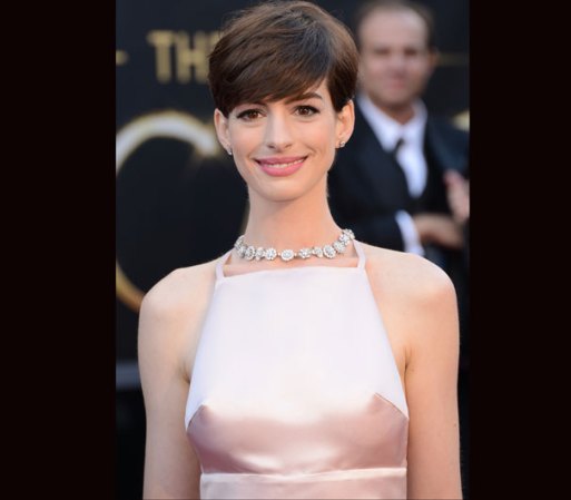 Anne Hathaway echó la culpa al corre corre e incluso, el que su vestido no estuviera tan ajustado como debería.