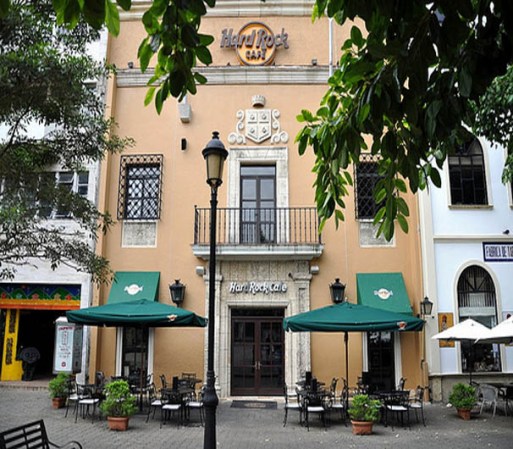 La ciudad de Santo Domingo cuenta con una filial del multinacional "Hard Rock Café". ¡Una buena excusa para hacer una salida divertida y llevarse un souvenir!