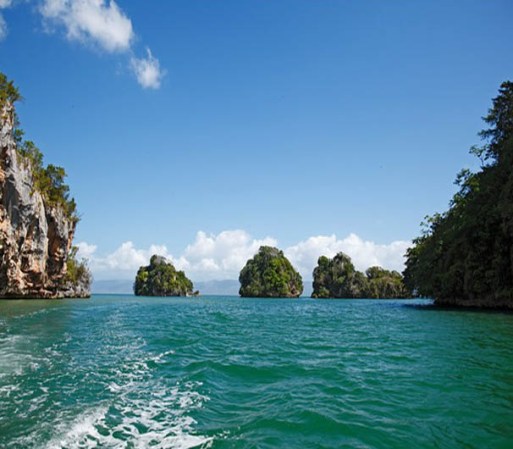 Los Haitises guarda impresionantes elementos paisajísticos como la Bahía de San Lorenzo, los diferentes cayos y las poblaciones de manglares.