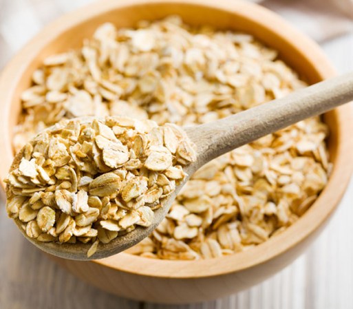 Avena. Tiene una gran cantidad de fibra, por lo que te nutre y además ayuda a saciarte, reduce el riesgo de aumento de peso.