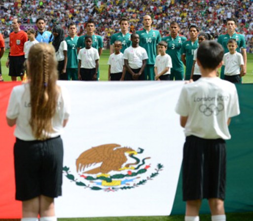 En las escuelas primarias de México se hacen honores a la Bandera cada lunes, también en ocasiones específicas como en reconocidos eventos deportivos y políticos.
