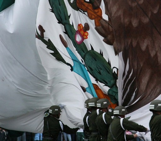 De acuerdo al protocolo, cuando la bandera desfila frente a un grupo de personas, quienes estén en uniforme militar deben presentar un saludo de acuerdo a sus regulaciones.