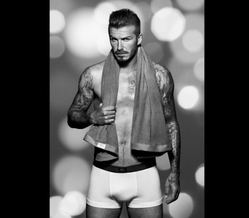 La ropa interior no podía faltar y en este caso Beckham luce su creación junto a una toalla, que también está incluida en su colección invernal.