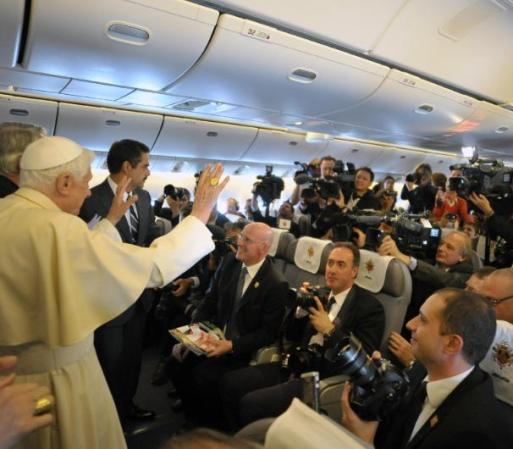 1 de mayo del 2011: Beatifica al papa Juan Pablo II ante un millón y medio de personas. En la foto: Benedicto XVI con la prensa.