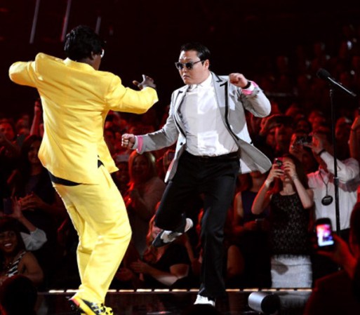 Psy se la pasó muy bien, a lado del conductor de la ceremonia.