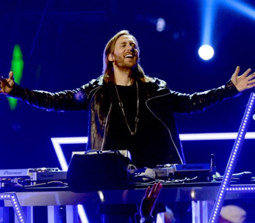 Y la parte electrónica de los Billboard estuvo a cargo de David Guetta y Akon al interpretar el hit "Play Hard".