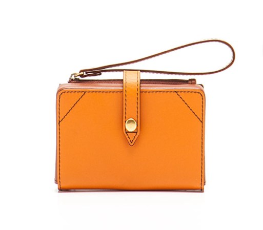 ¡Ante todo la comodidad! La billetera "III Becca Ericsson" es ideal para esas ocasiones en que quieres llevar poco. Está disponible en joygryson.com por $58.